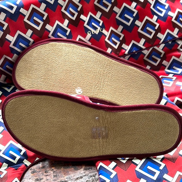 Gucci Geometric G Travel Slippers w/bag and Neck Pillow w/bag Like NEW Authentic - Picture 13 of 16